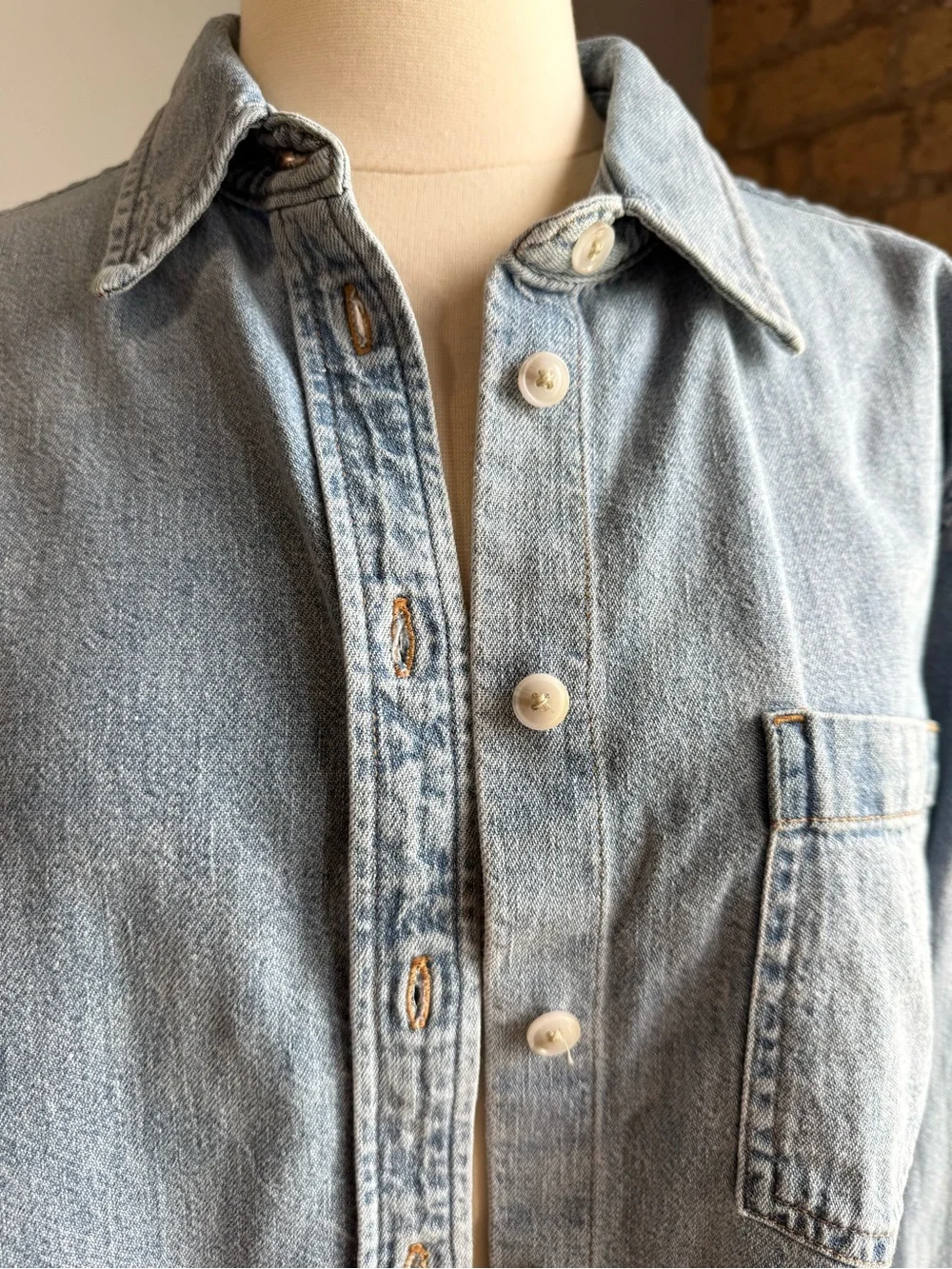 Aritzia Denim Forum ’80s Comfy Waist Denim Shirt in 7 Years Bleu Taboo - Picture 4 of 9